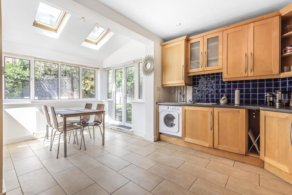 Barnard Road London SW11 3 bed flat to rent £2,850 pcm (£658 pw)