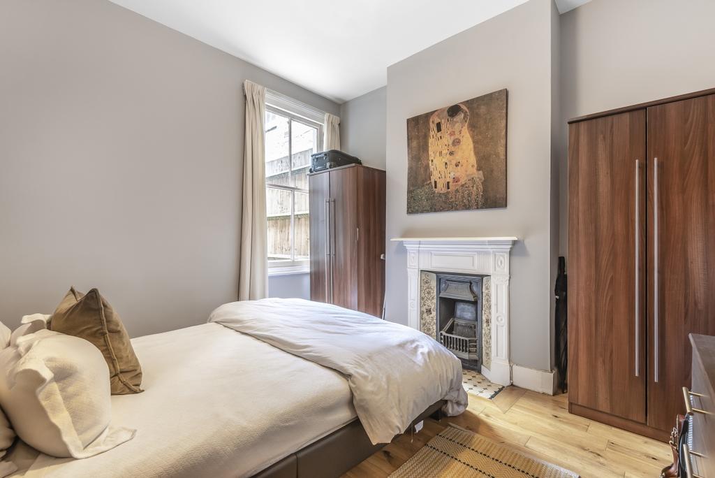 Barnard Road London SW11 3 bed flat to rent £2,850 pcm (£658 pw)