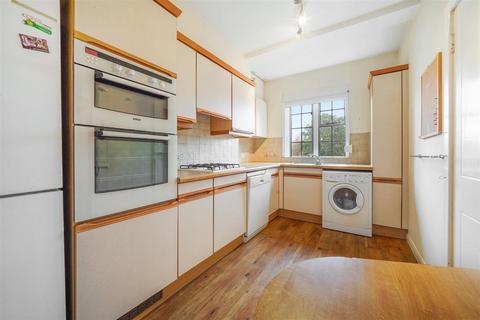 3 bedroom flat for sale, Glenalmond House, Manor Fields, London