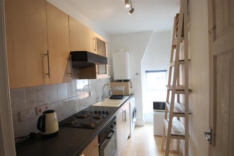 Studio to rent, Holly Lodge, St Andrews Road