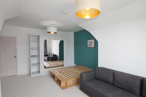 Studio to rent, Holly Lodge, St Andrews Road