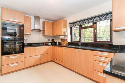 4 bedroom detached house for sale, Hempstead Road, Watford, WD17