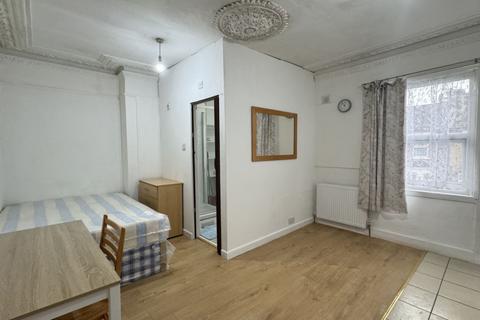 Studio to rent, Buckingham Road, Harlesden, NW10