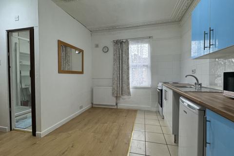 Studio to rent, Buckingham Road, Harlesden, NW10