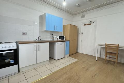 Studio to rent, Buckingham Road, Harlesden, NW10