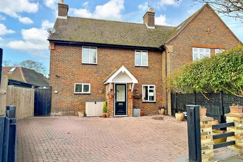 3 bedroom semi-detached house for sale, Yewlands Close, Banstead, Surrey