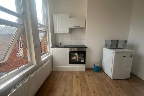 Studio to rent, Station Road, London NW4