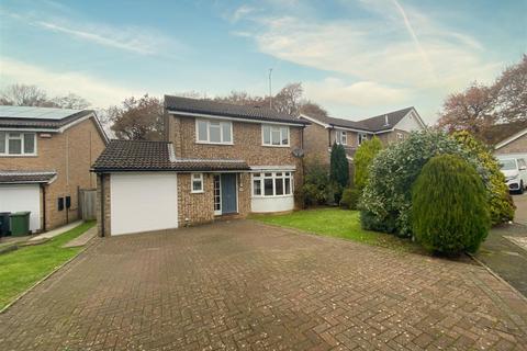 4 bedroom detached house to rent, Fontwell Avenue, Bexhill-On-Sea