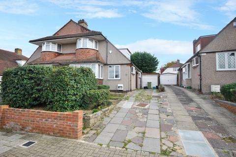 3 bedroom semi-detached house to rent, Treewall Gardens Bromley BR1