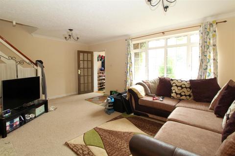 3 bedroom end of terrace house to rent, Triggs Close, Woking, Surrey, GU22