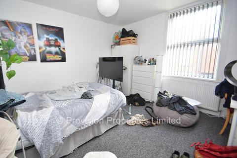 4 bedroom terraced house to rent, Beamsley Mount, Hyde Park LS6