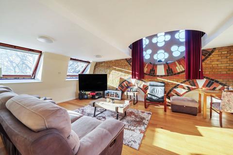 2 bedroom flat to rent, St Michaels Court, Poplar, London, E14