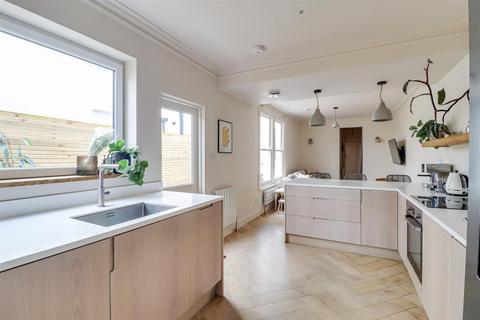 Flat 1, 13a Avenue Road, Westcliff-on-sea, SS0 7PN