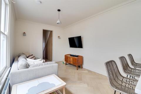 Flat 1, 13a Avenue Road, Westcliff-on-sea, SS0 7PN