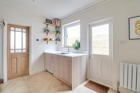 Flat 1, 13a Avenue Road, Westcliff-on-sea, SS0 7PN