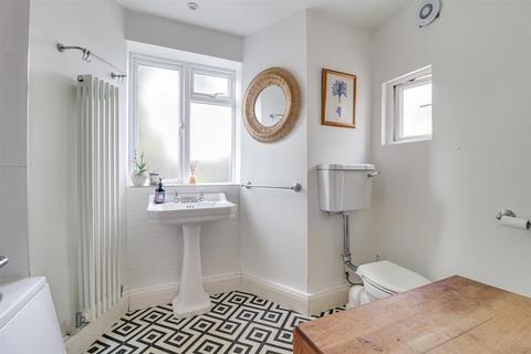 Flat 1, 13a Avenue Road, Westcliff-on-sea, SS0 7PN