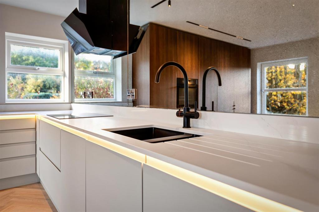 Kitchen 2.jpg