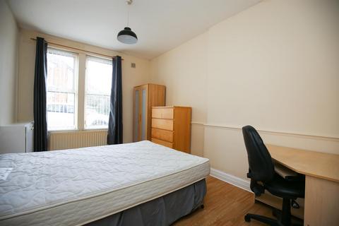 3 bedroom flat to rent, Third Avenue, Newcastle Upon Tyne NE6