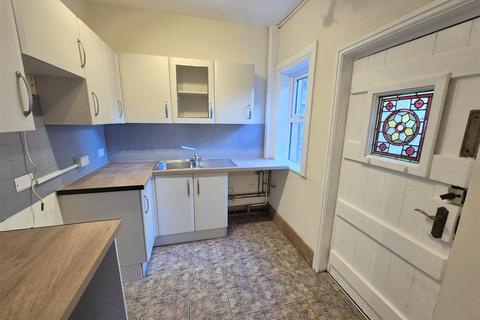 4 bedroom terraced house to rent, High Street, Llanfyllin