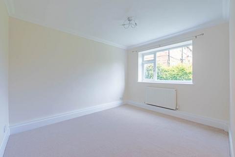 2 bedroom maisonette to rent, Woodville Court, Watford