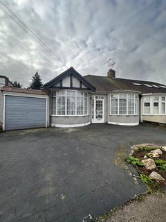 2 bedroom bungalow to rent, Peaketon Avenue Ilford IG4 5PG