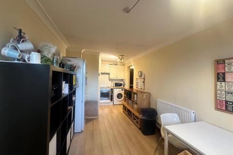 3 bedroom property to rent, Charlotte Despard Avenue, London SW11