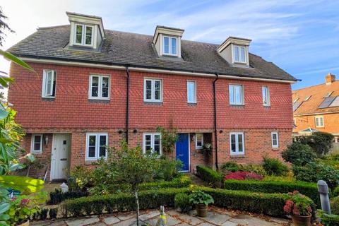 3 bedroom terraced house to rent, York Road, Woking GU22