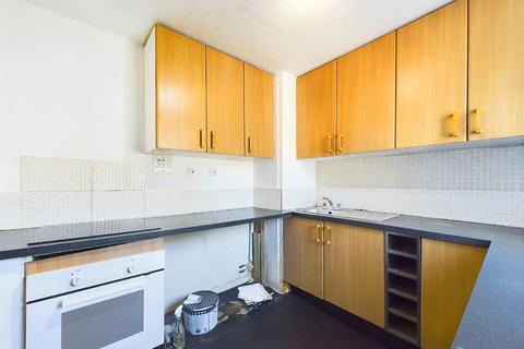 2 bedroom flat for sale, Frizley Gardens, Bradford