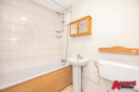 1 bedroom flat for sale, Frazer Close, Romford, RM1