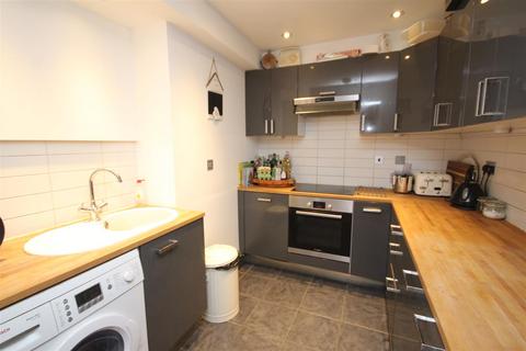 2 bedroom flat to rent, Hunter Road, Guildford