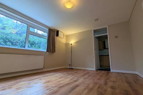 2 bedroom apartment to rent, Salisbury Close, Birmingham B13