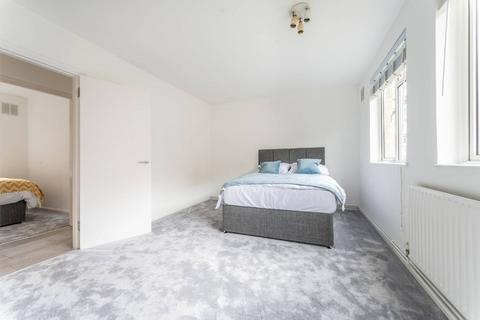 3 bedroom flat to rent, Thorncroft Street, Nine Elms, London, SW8