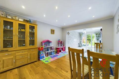 32 Warren Drive, Ruislip, HA4 9RD