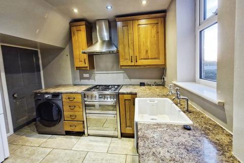 4 bedroom end of terrace house to rent, Regent Road, Leeds LS18