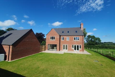 5 bedroom detached house to rent, Poplar Close, Longford, Market Drayton