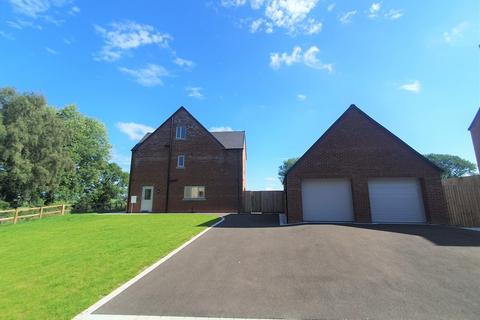 5 bedroom detached house to rent, Poplar Close, Longford, Market Drayton