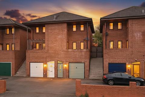 3 bedroom semi-detached house for sale, Tolladine Road, Worcester, WR4