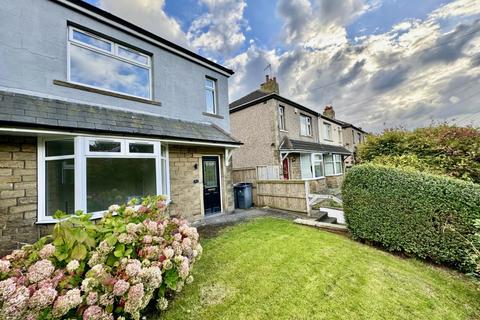 3 bedroom semi-detached house to rent, Whitehall Road West, Hunsworth, Cleckheaton, BD19