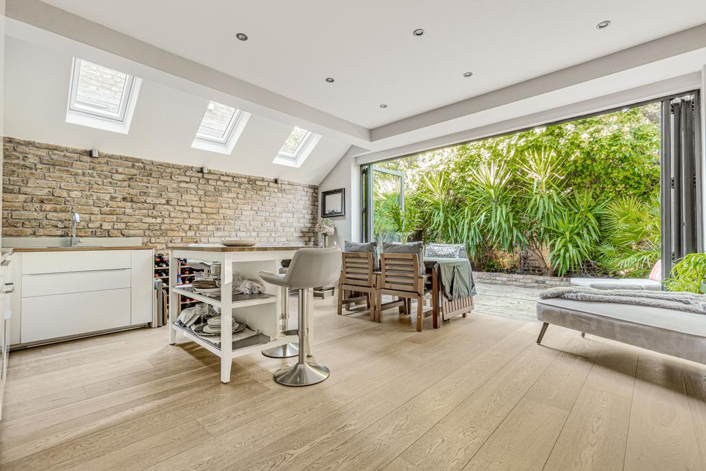 Kitchen/ Dining Area