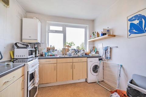 2 bedroom flat to rent, Mantilla Road, Furzedown, London, SW17