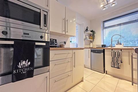 3 Bertram Close, Tipton, DY4 0EL