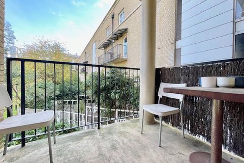 1 bedroom in a house share to rent, Ensuite Double Room in a professional house share situated in a riverside development, next to Greenland Docks,...