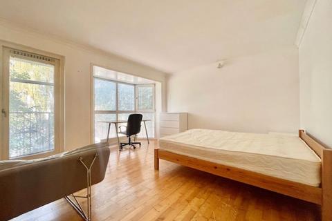 1 bedroom in a house share to rent, Large Double Room in a professional house share - SE16