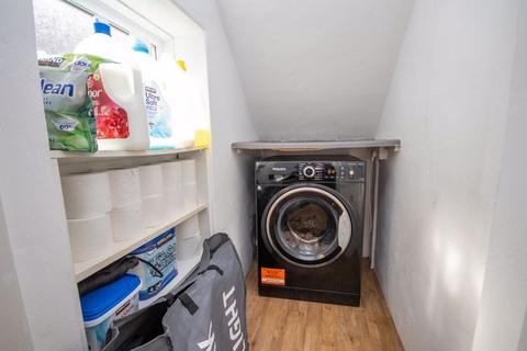 28 Cedar Close, Hutton, Brentwood, CM13 1NE