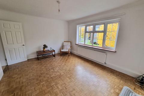 3 bedroom apartment to rent, Robin Hood Lane, Sutton