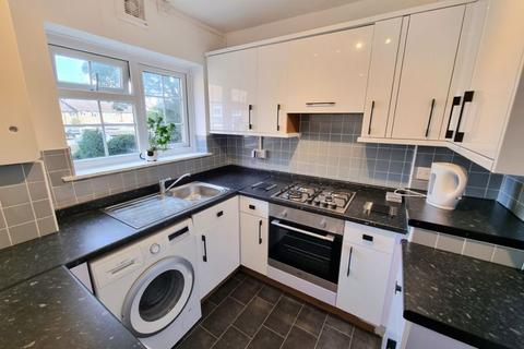 3 bedroom apartment to rent, Robin Hood Lane, Sutton