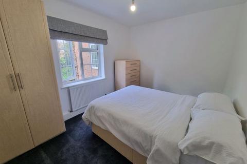 3 bedroom apartment to rent, Robin Hood Lane, Sutton