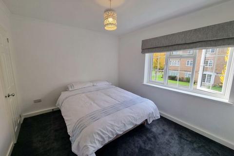 3 bedroom apartment to rent, Robin Hood Lane, Sutton