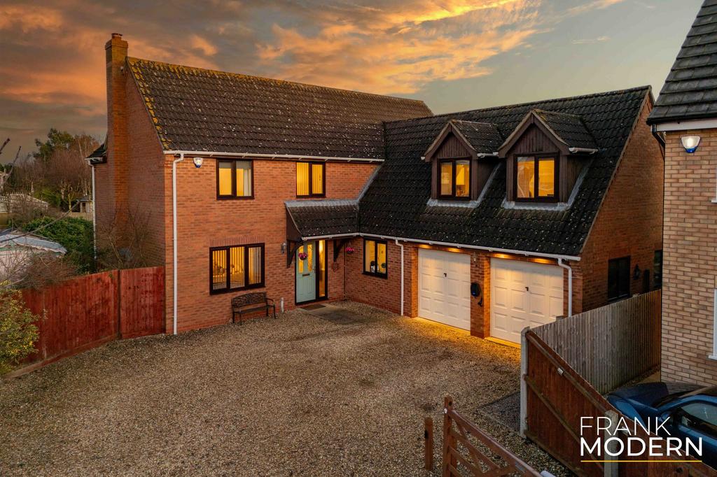 Cowbit Vicarage Close, Cowbit, PE12 5 bed detached house - £450,000