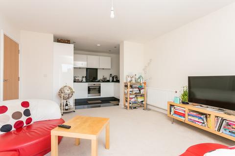 2 bedroom flat to rent, Clarence Ave